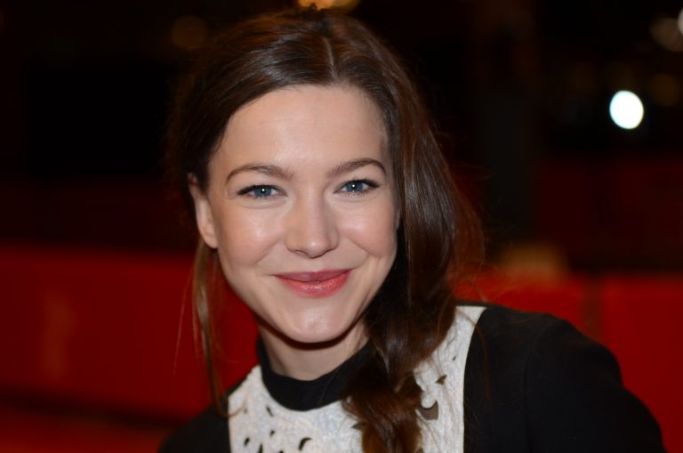 In dem Drama "15 Jahre" von Chris Kraus und mit Hannah Herzsprung in der Hauptrolle kehrt die Protagonistin Jenny von Loeben, die einst wegen eines Mordes verurteilt wurde, in den Alltag zurück