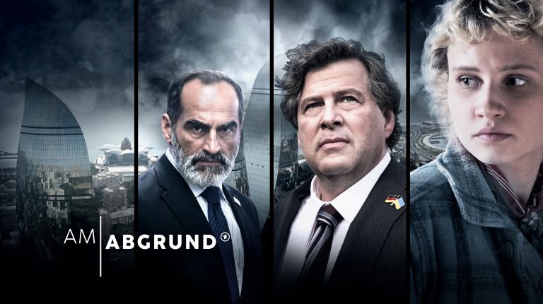 ARD/SWR AM ABGRUND, "FilmMittwoch im Ersten", am Mittwoch (06.03.24) um 20.15 Uhr im ERSTEN. V.l.n.r. Der aserbeidschanische Europaratsabgeordnete Tofik Gasimov (Navid Neghaban), Gerd Meineke (Hans-Jochen Wagner), der vom Europarat zur Wahlbeobachtung in Aserbeidschan eingesetzt wurde und seine zukünftige Stieftochter Leyla Kasparjan (Luna Jordan) © ARD/SWR/diwafilm/Daniel Harrich/Schlicht, honorarfrei - Verwendung gemäß der AGB im engen inhaltlichen, redaktionellen Zusammenhang mit genannter ARD-Sendung bei Nennung "Bild: ARD/SWR/diwafilm/Daniel Harrich/Schlicht" (S2). ARD-Programmdirektion/Bildredaktion, pressefoto.daserste@ard.de