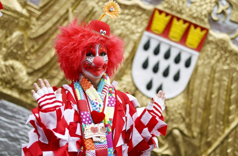 Rosenmontagszug aus Köln 2024 - Live im TV