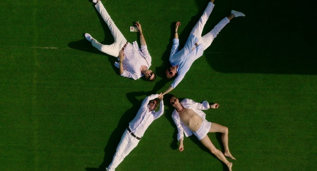 Nach vielen rauschhaften Drogen- und Sexexzessen entspannen die vier Freunde Adam (Simon J. Berger, unten rechts), Henrik (Tobias Santelmann, oben rechts), Jeppe (Jon Øigarden, unten links) und William (Pål Sverre Hagen, oben links) auf einer Dachterrasse und führen tiefgründige Gespräche.