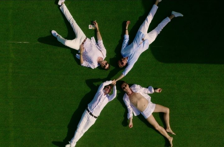 Nach vielen rauschhaften Drogen- und Sexexzessen entspannen die vier Freunde Adam (Simon J. Berger, unten rechts), Henrik (Tobias Santelmann, oben rechts), Jeppe (Jon Øigarden, unten links) und William (Pål Sverre Hagen, oben links) auf einer Dachterrasse und führen tiefgründige Gespräche.