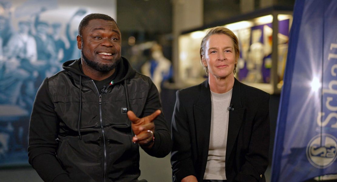 2024 ist die EM im eigenen Land. Die Doku zeigt die größten nationalen und internationalen Fußballhits. Auch deutsche Stars und ihre Songs werden gefeiert. Promis und Fußballexperten diskutieren unvergessliche Fußball- und Musikmomente. (Foto: Gerald Asamoah und Martina Voss-Tecklenburg)