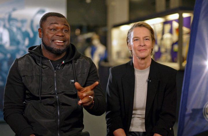 2024 ist die EM im eigenen Land. Die Doku zeigt die größten nationalen und internationalen Fußballhits. Auch deutsche Stars und ihre Songs werden gefeiert. Promis und Fußballexperten diskutieren unvergessliche Fußball- und Musikmomente. (Foto: Gerald Asamoah und Martina Voss-Tecklenburg)