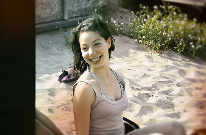 "In einer postapokalyptischen Welt sind Zombies in einem Ghetto eingeschlossen. Der Talkmaster Randy Rivers erhält die Chance seines Lebens: ein Interview mit einem echten Zombie, das seine Karriere retten könnte. Doch dann erreicht ihn der Hilferuf seiner Ex-Frau, die in der gefährlichen Sperrzone gefangen ist. Randy muss wählen: Karriere oder Liebe?  Die letzte Show kombiniert Humor, Spannung und Fragen zur Menschlichkeit. Was riskieren Sie, wenn Ihre größte Chance gleichzeitig Ihr Untergang sein könnte?" Sucy Pretschs Debütroman-Launch am 21. September 2024 » ZU »Sucy Pretsch präsentiert Debütroman »Die letzte Show«