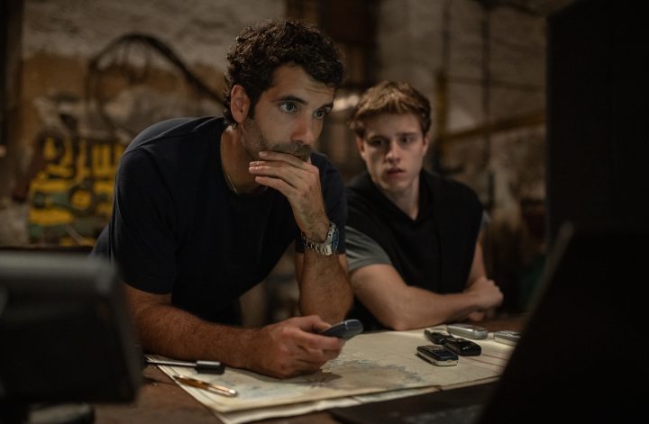 "In einer postapokalyptischen Welt sind Zombies in einem Ghetto eingeschlossen. Der Talkmaster Randy Rivers erhält die Chance seines Lebens: ein Interview mit einem echten Zombie, das seine Karriere retten könnte. Doch dann erreicht ihn der Hilferuf seiner Ex-Frau, die in der gefährlichen Sperrzone gefangen ist. Randy muss wählen: Karriere oder Liebe?  Die letzte Show kombiniert Humor, Spannung und Fragen zur Menschlichkeit. Was riskieren Sie, wenn Ihre größte Chance gleichzeitig Ihr Untergang sein könnte?" Sucy Pretschs Debütroman-Launch am 21. September 2024 HIER: BLICK HINTER DIE KULISSEN