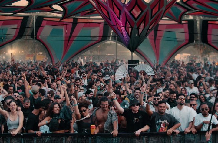 Die Dokumentation rekonstruiert den grausamen Terrorangriff der Hamas auf das "Nova"-Musikfestival in Israel im Jahr 2023, bei dem über 1200 Menschen starben und mehr als 240 als Geiseln genommen wurden. +++ Die Verwendung des sendungsbezogenen Materials ist nur mit dem Hinweis und Verlinkung auf RTL+ gestattet. +++