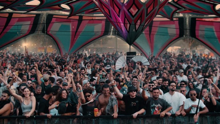 Die Dokumentation rekonstruiert den grausamen Terrorangriff der Hamas auf das "Nova"-Musikfestival in Israel im Jahr 2023, bei dem über 1200 Menschen starben und mehr als 240 als Geiseln genommen wurden. +++ Die Verwendung des sendungsbezogenen Materials ist nur mit dem Hinweis und Verlinkung auf RTL+ gestattet. +++