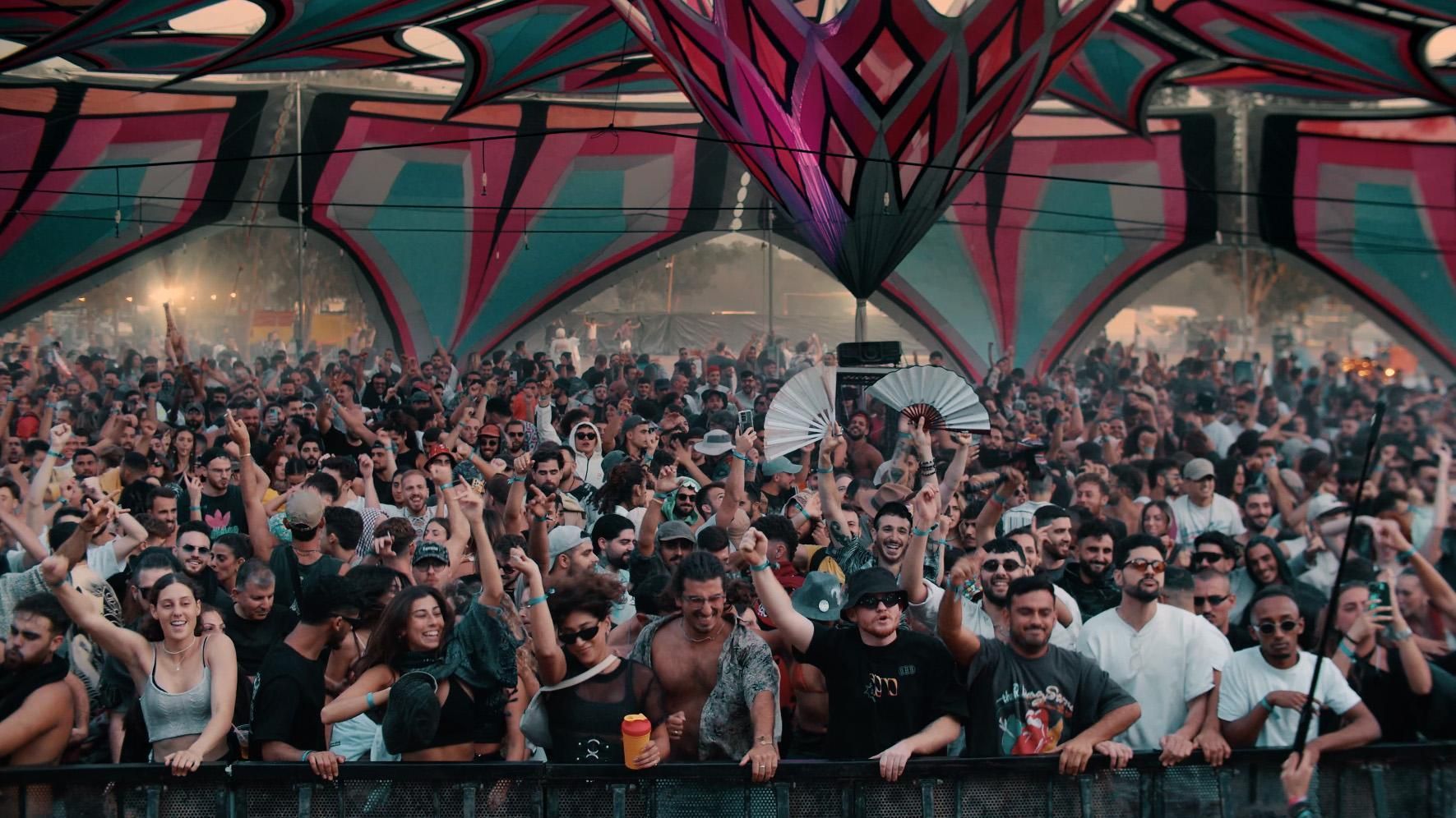 Die Dokumentation rekonstruiert den grausamen Terrorangriff der Hamas auf das "Nova"-Musikfestival in Israel im Jahr 2023, bei dem über 1200 Menschen starben und mehr als 240 als Geiseln genommen wurden. +++ Die Verwendung des sendungsbezogenen Materials ist nur mit dem Hinweis und Verlinkung auf RTL+ gestattet. +++
