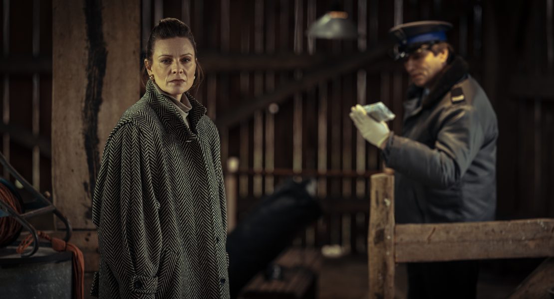 "Justice: Napad - Der Überfall" bietet laut Hörzu nicht nur atemberaubende Spannung und actionreiche Szenen, sondern beleuchtet auch die inneren Konflikte, Loyalitäten und moralischen Dilemmata der Protagonisten. Mit unerwarteten Wendungen und einem fesselnden Katz-und-Maus-Spiel zwischen Ermittlern und Kriminellen wird dieser Thriller zum absoluten Pflichtprogramm für alle Krimi- und Thrillerliebhaber!