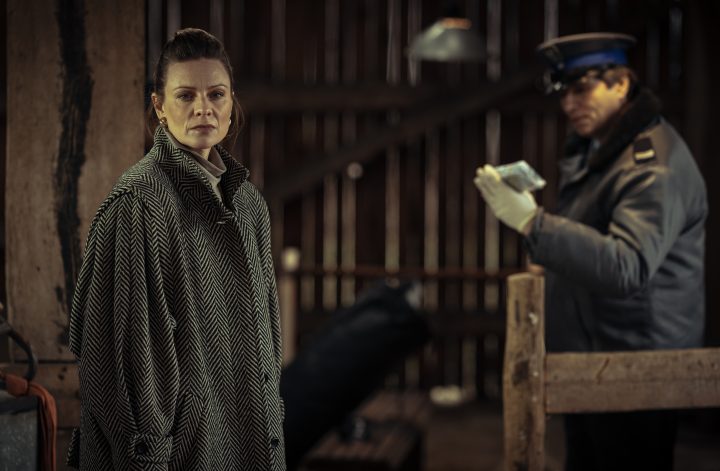 "Justice: Napad - Der Überfall" bietet laut Hörzu nicht nur atemberaubende Spannung und actionreiche Szenen, sondern beleuchtet auch die inneren Konflikte, Loyalitäten und moralischen Dilemmata der Protagonisten. Mit unerwarteten Wendungen und einem fesselnden Katz-und-Maus-Spiel zwischen Ermittlern und Kriminellen wird dieser Thriller zum absoluten Pflichtprogramm für alle Krimi- und Thrillerliebhaber!