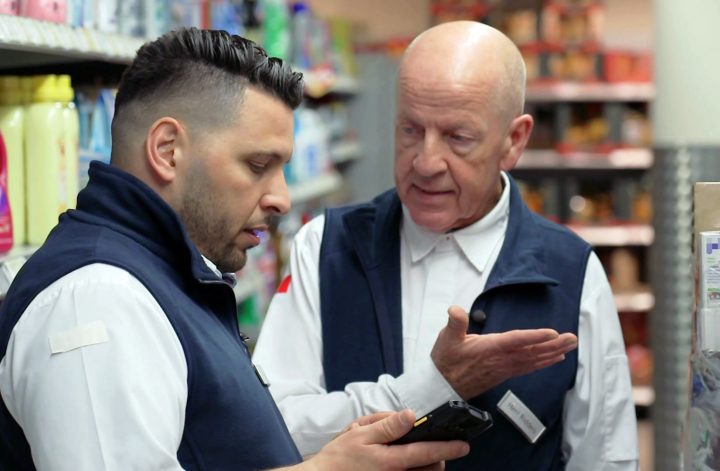 Die Rolltreppe wird zur Chefsache: Udo und Metin müssen das Rolltreppenregal befüllen – doch die Ware fehlt und ist nicht aufzufinden.