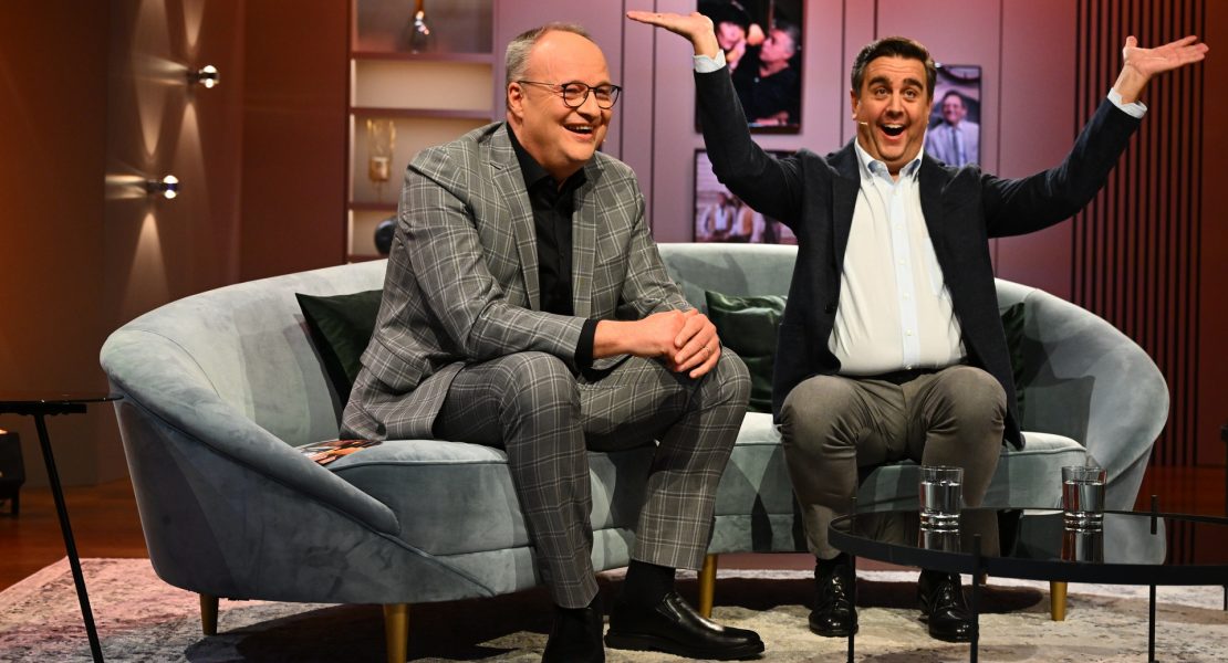 Oliver Welke (l.) und Bastian Pastewka (r.) amüsieren sich in ihrer Überraschungsshow "Welke & Pastewka - Wiedersehen macht Freude!".