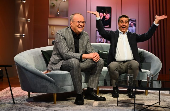 Oliver Welke (l.) und Bastian Pastewka (r.) amüsieren sich in ihrer Überraschungsshow "Welke & Pastewka - Wiedersehen macht Freude!".