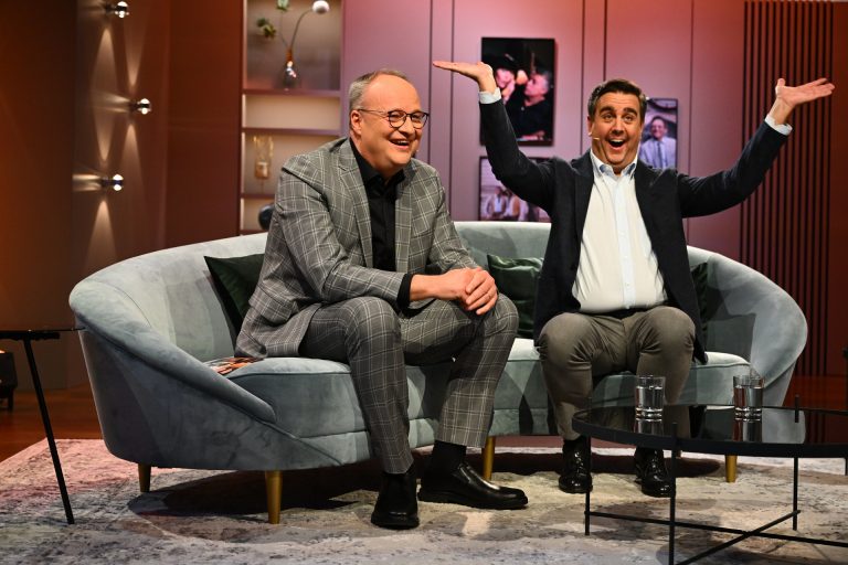 Oliver Welke (l.) und Bastian Pastewka (r.) amüsieren sich in ihrer Überraschungsshow "Welke & Pastewka - Wiedersehen macht Freude!".