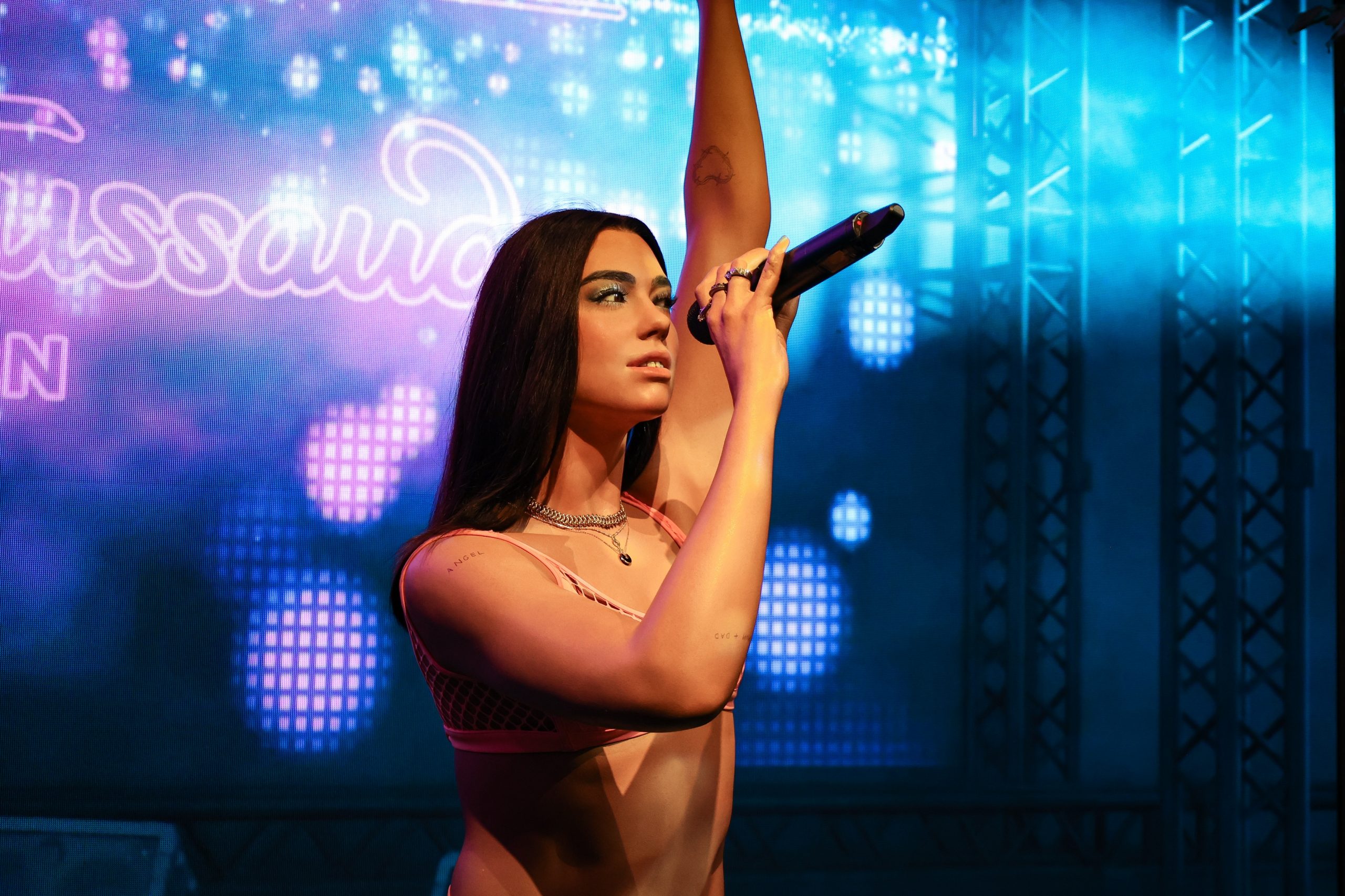 Dua Lipa und Callum Turner sind verlobt – Das sind ihre Filme - Sucy  Pretsch Magazin