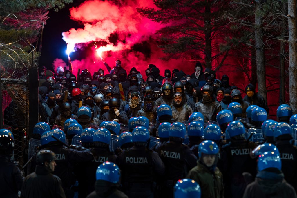 +++ Kriminalserie startet im Januar bei Netflix +++ Spezialeinheit der Polizei in Rom hat viel zu tun +++