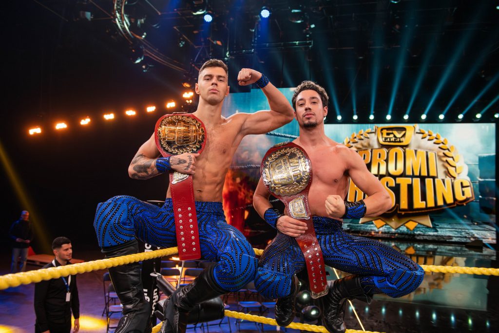 +++ Moderator Puffpaff zaubert Legende aus dem Hut und kneift zunächst +++ Es geht hoch her beim Promi Wrestling +++ Das ist der Sieger +++