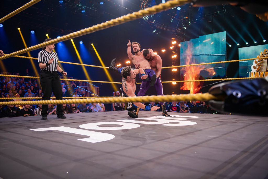 +++ Moderator Puffpaff zaubert Legende aus dem Hut und kneift zunächst +++ Es geht hoch her beim Promi Wrestling +++ Das ist der Sieger +++