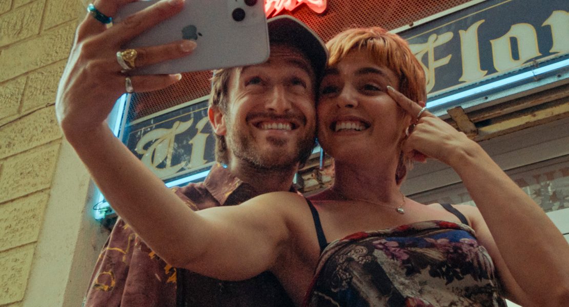 Komödie erzählt von Wiederbegegnung zweier Kindheitsfreunde +++ Starttermin +++ Spanische Serie »Love You to Death« startet bei AppleTV+