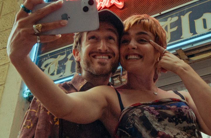 Komödie erzählt von Wiederbegegnung zweier Kindheitsfreunde +++ Starttermin +++ Spanische Serie »Love You to Death« startet bei AppleTV+