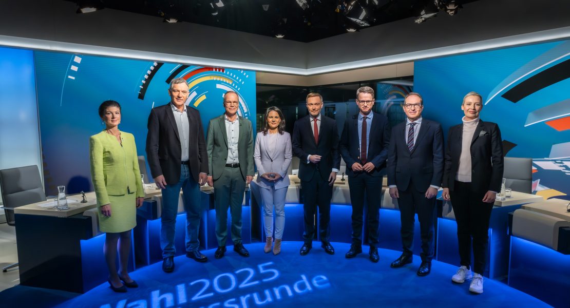 ARD BUNDESTAGSWAHL 2025, "Die Schlussrunde der Spitzenkandidaten", am Donnerstag (20.02.25) um 22:00 Uhr im ERSTEN. ARD Hauptstadtstudio "Wahl 2025 - Schlussrunde" v.li.n.re: Sahra Wagenknecht (BSW-Parteivorsitzende), Matthias Miersch (SPD-Generalsekretär), Jan van Aken (Die Linke-Parteivorsitzender), Annalena Baerbock (Außenministerin, Bündnis 90/Die Grünen), Christian Lindner (FDP-Parteivorsitzender), Carsten Linnemann (CDU-Generalsekretär), Alexander Dobrindt (Vorsitzender der CSU-Landesgruppe im Deutschen Bundestag) und Alice Weidel (AfD-Parteivorsitzende) © ARD/ZDF/Claudius Pflug, honorarfrei - Verwendung gemäß der AGB im engen inhaltlichen, redaktionellen Zusammenhang mit genannter ARD-Hauptstadtstudio-Sendung bei Nennung "Bild: ARD/ZDF/Claudius Pflug" (S1+). ARD-Hauptstadtstudio, Kommunikation, Tel: 030/22 88-11 00, Fax: -11 09, Kommunikation@ard-hauptstadtstudio.de