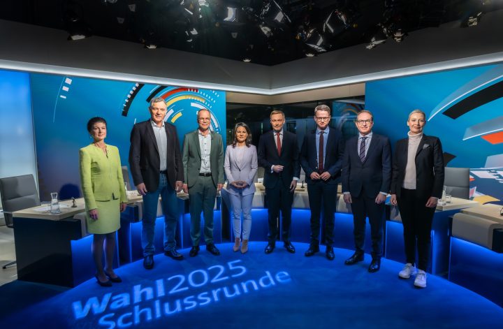 ARD BUNDESTAGSWAHL 2025, "Die Schlussrunde der Spitzenkandidaten", am Donnerstag (20.02.25) um 22:00 Uhr im ERSTEN. ARD Hauptstadtstudio "Wahl 2025 - Schlussrunde" v.li.n.re: Sahra Wagenknecht (BSW-Parteivorsitzende), Matthias Miersch (SPD-Generalsekretär), Jan van Aken (Die Linke-Parteivorsitzender), Annalena Baerbock (Außenministerin, Bündnis 90/Die Grünen), Christian Lindner (FDP-Parteivorsitzender), Carsten Linnemann (CDU-Generalsekretär), Alexander Dobrindt (Vorsitzender der CSU-Landesgruppe im Deutschen Bundestag) und Alice Weidel (AfD-Parteivorsitzende) © ARD/ZDF/Claudius Pflug, honorarfrei - Verwendung gemäß der AGB im engen inhaltlichen, redaktionellen Zusammenhang mit genannter ARD-Hauptstadtstudio-Sendung bei Nennung "Bild: ARD/ZDF/Claudius Pflug" (S1+). ARD-Hauptstadtstudio, Kommunikation, Tel: 030/22 88-11 00, Fax: -11 09, Kommunikation@ard-hauptstadtstudio.de