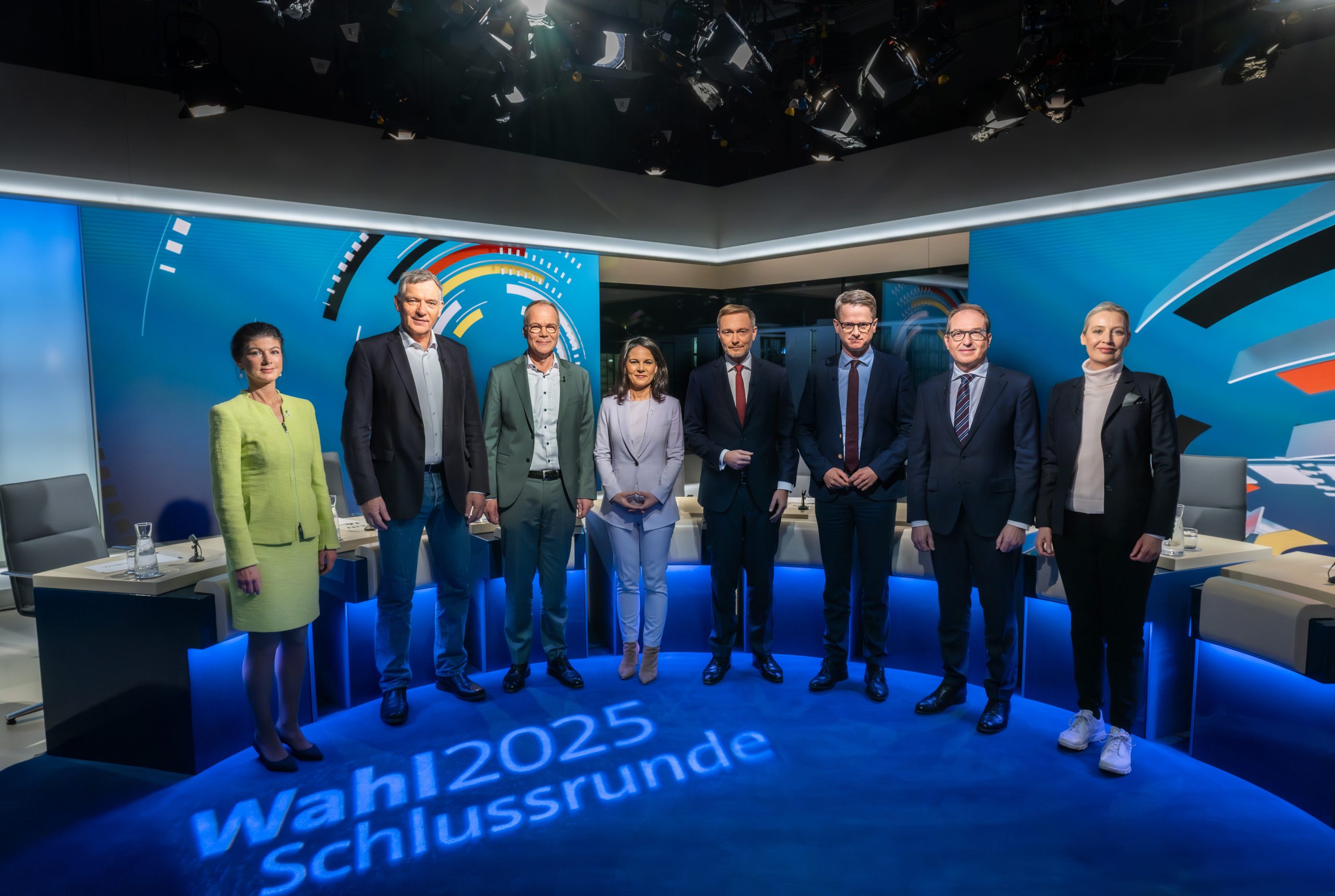 ARD BUNDESTAGSWAHL 2025, "Die Schlussrunde der Spitzenkandidaten", am Donnerstag (20.02.25) um 22:00 Uhr im ERSTEN. ARD Hauptstadtstudio "Wahl 2025 - Schlussrunde" v.li.n.re: Sahra Wagenknecht (BSW-Parteivorsitzende), Matthias Miersch (SPD-Generalsekretär), Jan van Aken (Die Linke-Parteivorsitzender), Annalena Baerbock (Außenministerin, Bündnis 90/Die Grünen), Christian Lindner (FDP-Parteivorsitzender), Carsten Linnemann (CDU-Generalsekretär), Alexander Dobrindt (Vorsitzender der CSU-Landesgruppe im Deutschen Bundestag) und Alice Weidel (AfD-Parteivorsitzende) © ARD/ZDF/Claudius Pflug, honorarfrei - Verwendung gemäß der AGB im engen inhaltlichen, redaktionellen Zusammenhang mit genannter ARD-Hauptstadtstudio-Sendung bei Nennung "Bild: ARD/ZDF/Claudius Pflug" (S1+). ARD-Hauptstadtstudio, Kommunikation, Tel: 030/22 88-11 00, Fax: -11 09, Kommunikation@ard-hauptstadtstudio.de