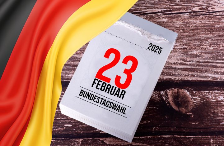 Kurz vor der Bundestagswahl verliert die Union gemäß einer neuen Umfrage an Wählergunst. Im ZDF-Politbarometer erreichen CDU und CSU nur noch 28 Prozent, das sind zwei Punkte weniger als in der Vorwoche. Dennoch bleibt die Union die stärkste politische Kraft. Unionskanzlerkandidat Friedrich Merz äußerte im Januar nach einer Vorstandsklausur der CDU in Hamburg, dass er davon ausgeht, „dass wir eher in der zweiten Hälfte der Dreißiger als in der ersten Hälfte der Dreißiger ein Wahlergebnis erzielen können.“ Die AfD, als zweitstärkste Kraft, kann im ZDF-Politbarometer um einen Punkt auf 21 Prozent zulegen. SPD und Grüne verweilen bei 16 bzw. 14 Prozent. Die Linke würde mit 8 Prozent (+1) sicher in den Bundestag einziehen. FDP und BSW müssen hingegen um ihren Einzug ins Parlament bangen. Beide kommen in der Umfrage auf jeweils 4,5 Prozent, was einen Anstieg um einen halben Prozentpunkt im Vergleich zur Vorwoche bedeutet. Laut ZDF sind 27 Prozent der Befragten noch unschlüssig, ob sie wählen möchten und wen sie wählen würden.