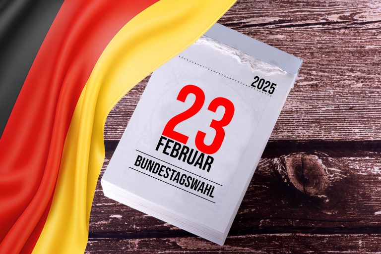 Kurz vor der Bundestagswahl verliert die Union gemäß einer neuen Umfrage an Wählergunst. Im ZDF-Politbarometer erreichen CDU und CSU nur noch 28 Prozent, das sind zwei Punkte weniger als in der Vorwoche. Dennoch bleibt die Union die stärkste politische Kraft. Unionskanzlerkandidat Friedrich Merz äußerte im Januar nach einer Vorstandsklausur der CDU in Hamburg, dass er davon ausgeht, „dass wir eher in der zweiten Hälfte der Dreißiger als in der ersten Hälfte der Dreißiger ein Wahlergebnis erzielen können.“ Die AfD, als zweitstärkste Kraft, kann im ZDF-Politbarometer um einen Punkt auf 21 Prozent zulegen. SPD und Grüne verweilen bei 16 bzw. 14 Prozent. Die Linke würde mit 8 Prozent (+1) sicher in den Bundestag einziehen. FDP und BSW müssen hingegen um ihren Einzug ins Parlament bangen. Beide kommen in der Umfrage auf jeweils 4,5 Prozent, was einen Anstieg um einen halben Prozentpunkt im Vergleich zur Vorwoche bedeutet. Laut ZDF sind 27 Prozent der Befragten noch unschlüssig, ob sie wählen möchten und wen sie wählen würden.