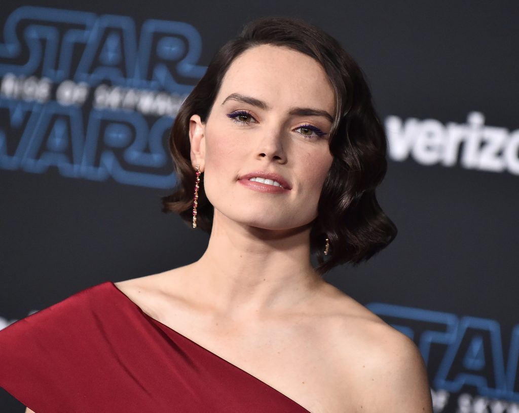 Daisy Ridley +++ Ein Blick hinter die Kulissen der neuen Star Wars-Saga +++ Neuer Drehbuchautor soll den Star-Wars-Film endlich in die Gänge bringen +++