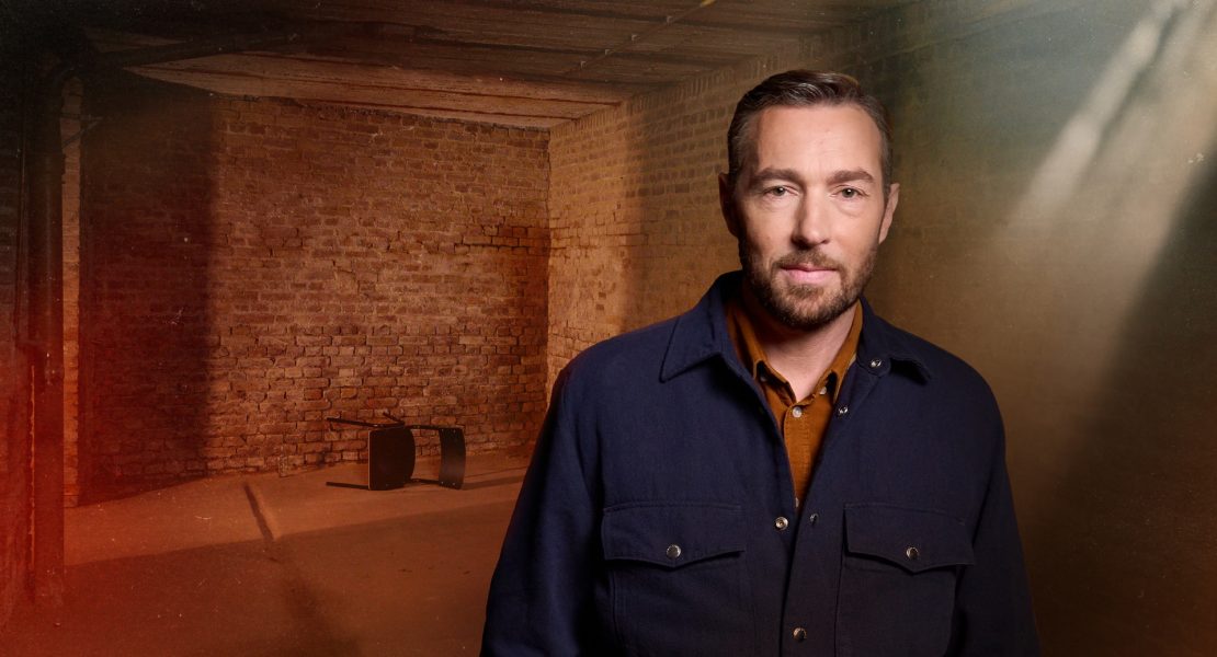 ZDF, XY gelöst, True Crime, Sven Voss, Verbrechensaufklärung, spektakuläre Verbrechen, Tödlicher Freigang, Millionenraub in Berlin, Mörderische Entmietung, Mord am Disco-König, Kriminalgeschichte, DNA-Treffer, Auftragsmord, Zeugenschutz, Ermittlungen, Doppelfolgen, TV-Formate, Kriminalbeamte, Staatsanwälte, ZDF-Fahndungssendung, Aktenzeichen XY, spannende Fälle, Justiz, Untertitel,