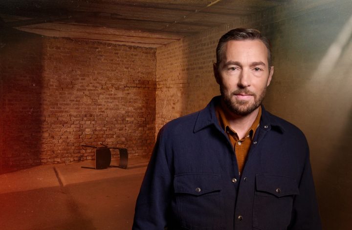 ZDF, XY gelöst, True Crime, Sven Voss, Verbrechensaufklärung, spektakuläre Verbrechen, Tödlicher Freigang, Millionenraub in Berlin, Mörderische Entmietung, Mord am Disco-König, Kriminalgeschichte, DNA-Treffer, Auftragsmord, Zeugenschutz, Ermittlungen, Doppelfolgen, TV-Formate, Kriminalbeamte, Staatsanwälte, ZDF-Fahndungssendung, Aktenzeichen XY, spannende Fälle, Justiz, Untertitel,