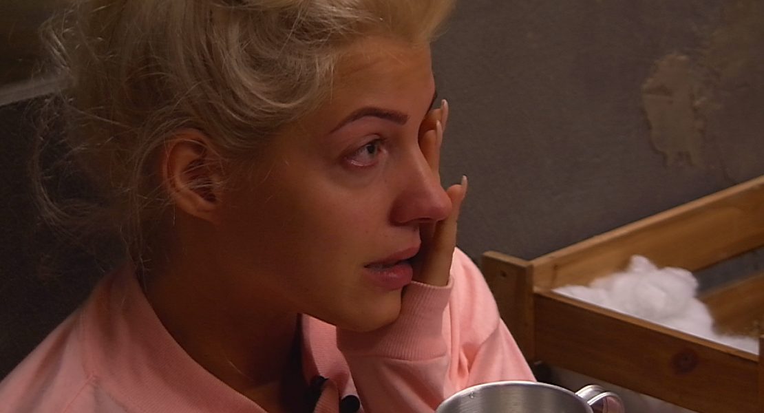 Die Zuschauerinnen und Zuschauer können das Geschehen im Container rund um die Uhr im „Big Brother – 24 Stunden Livestream“ auf Joyn verfolgen. Zusätzlich begrüßen unter der Woche Elena Gruschka und Jochen Bendel (Montag) bzw. Elena Gruschka und Melissa Khalaj (Dienstag bis Freitag) in „Big Brother – Die Show“ (19:15 Uhr live auf sixx) alle Promis, Exits und die neuen Bewohner auf ihrem Sofa im Studio. Die „Big Brother“-Tageszusammenfassungen können montags bis freitags, ab 19:00 Uhr kostenlos auf Joyn gestreamt werden.