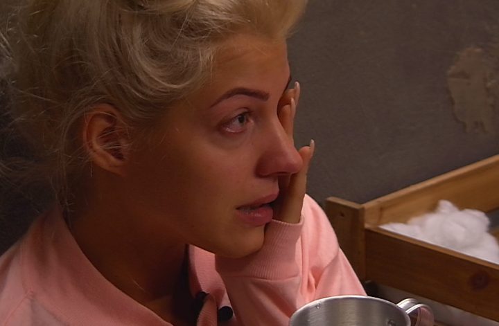 Die Zuschauerinnen und Zuschauer können das Geschehen im Container rund um die Uhr im „Big Brother – 24 Stunden Livestream“ auf Joyn verfolgen. Zusätzlich begrüßen unter der Woche Elena Gruschka und Jochen Bendel (Montag) bzw. Elena Gruschka und Melissa Khalaj (Dienstag bis Freitag) in „Big Brother – Die Show“ (19:15 Uhr live auf sixx) alle Promis, Exits und die neuen Bewohner auf ihrem Sofa im Studio. Die „Big Brother“-Tageszusammenfassungen können montags bis freitags, ab 19:00 Uhr kostenlos auf Joyn gestreamt werden.