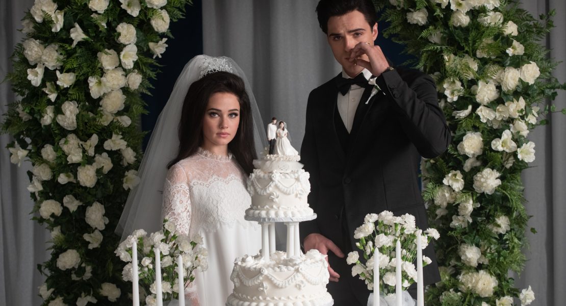 Trotz mehrerer Beziehungskrisen heiraten Priscilla Beaulieu (Cailee Spaeny, l.) und Elvis Presley (Jacob Elordi, r.).