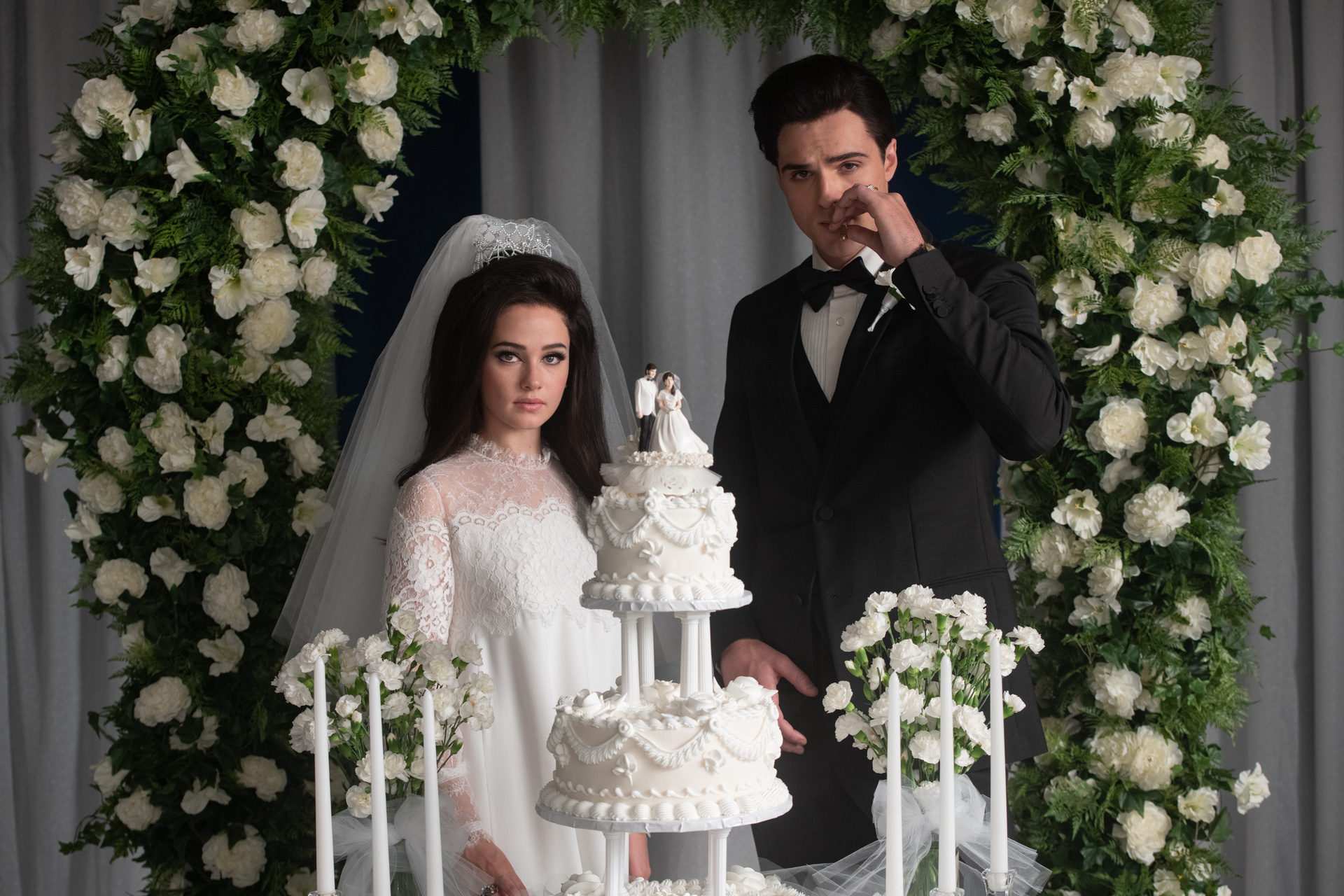 Trotz mehrerer Beziehungskrisen heiraten Priscilla Beaulieu (Cailee Spaeny, l.) und Elvis Presley (Jacob Elordi, r.).