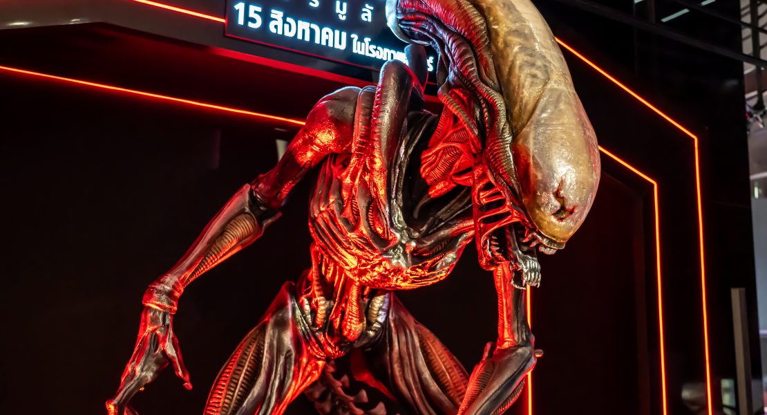 Sucy Pretsch veröffentlicht »Die letzte Show« Sucy Pretsch feiert mit ihrem Debütroman „Die letzte Show“ einen eindrucksvollen Einstieg ins Horror-Genre. Die Geschichte entführt uns in eine dystopische Zukunft, in der die Schweiz zur isolierten Zombie-Zone geworden ist. Im Mittelpunkt steht Randy Rivers, ein gescheiterter Late-Night-Moderator, der alles aufs Spiel setzt und einen Zombie in seine Show einlädt – ein riskanter Schachzug, der ihn in die gefährlich verseuchten Straßen Zürichs führt. Mit fesselnder Spannung, unerwarteten Wendungen und tiefen Einblicken in das, was es bedeutet, menschlich zu sein, wird „Die letzte Show“ zu einem must-read für Horror-Fans. Das Buch kombiniert packende Action mit einer berührenden Geschichte – ein Albtraum, der unter die Haut geht. HIER klicken, um den Horrorroman bei Amazon zu kaufen. » ZU »Sucy Pretsch präsentiert Debütroman »Die letzte Show« » Rezension zu Dr. Mark Beneckes »Aus der Dunkelkammer des Bösen« » »Leichen pflastern seinen Weg« – Rezension zu Adrian Langenscheids neuem Buch » ZU »Booster für Podcasts & True Crime – Teil 1/2« und »Teil 2/2« » ZU DEN KURZGESCHICHTEN