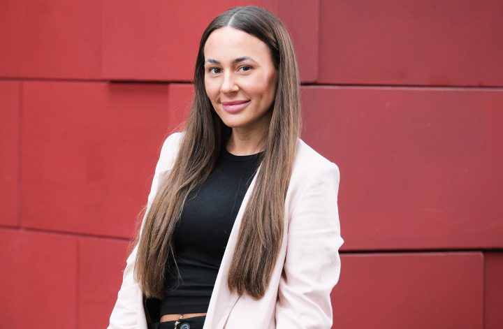 +++ Der Reality TV-Star wirbelt künftig die Schillerallee auf +++ Zuletzt noch bei "Ich bin ein Star – Holt mich hier raus!" +++