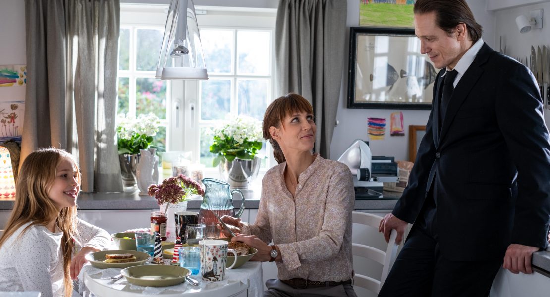 Öd, Maja, Benz-Brüder, Bombenexplosion, örtlicher Bestatter, anonymes Erpresserschreiben, Aktivist, Lebensmittel-Konzern, Cleané, grausame Rache, Planstelle, Supermarkt, Kollateralschaden, Klaus, Inselbewohner, Täter, Jungspund, Filmriss,