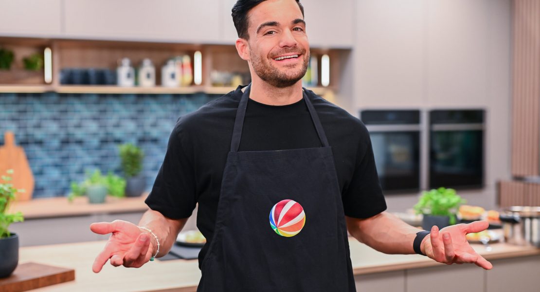 Sucy Pretsch veröffentlicht »Die letzte Show« Sucy Pretsch feiert mit ihrem Debütroman „Die letzte Show“ einen eindrucksvollen Einstieg ins Horror-Genre. Die Geschichte entführt uns in eine dystopische Zukunft, in der die Schweiz zur isolierten Zombie-Zone geworden ist. Im Mittelpunkt steht Randy Rivers, ein gescheiterter Late-Night-Moderator, der alles aufs Spiel setzt und einen Zombie in seine Show einlädt – ein riskanter Schachzug, der ihn in die gefährlich verseuchten Straßen Zürichs führt. Mit fesselnder Spannung, unerwarteten Wendungen und tiefen Einblicken in das, was es bedeutet, menschlich zu sein, wird „Die letzte Show“ zu einem must-read für Horror-Fans. Das Buch kombiniert packende Action mit einer berührenden Geschichte – ein Albtraum, der unter die Haut geht. HIER klicken, um den Horrorroman bei Amazon zu kaufen. » ZU »Sucy Pretsch präsentiert Debütroman »Die letzte Show« » Rezension zu Dr. Mark Beneckes »Aus der Dunkelkammer des Bösen« » »Leichen pflastern seinen Weg« – Rezension zu Adrian Langenscheids neuem Buch » ZU »Booster für Podcasts & True Crime – Teil 1/2« und »Teil 2/2« » ZU DEN KURZGESCHICHTEN