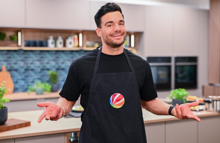 Sucy Pretsch veröffentlicht »Die letzte Show« Sucy Pretsch feiert mit ihrem Debütroman „Die letzte Show“ einen eindrucksvollen Einstieg ins Horror-Genre. Die Geschichte entführt uns in eine dystopische Zukunft, in der die Schweiz zur isolierten Zombie-Zone geworden ist. Im Mittelpunkt steht Randy Rivers, ein gescheiterter Late-Night-Moderator, der alles aufs Spiel setzt und einen Zombie in seine Show einlädt – ein riskanter Schachzug, der ihn in die gefährlich verseuchten Straßen Zürichs führt. Mit fesselnder Spannung, unerwarteten Wendungen und tiefen Einblicken in das, was es bedeutet, menschlich zu sein, wird „Die letzte Show“ zu einem must-read für Horror-Fans. Das Buch kombiniert packende Action mit einer berührenden Geschichte – ein Albtraum, der unter die Haut geht. HIER klicken, um den Horrorroman bei Amazon zu kaufen. » ZU »Sucy Pretsch präsentiert Debütroman »Die letzte Show« » Rezension zu Dr. Mark Beneckes »Aus der Dunkelkammer des Bösen« » »Leichen pflastern seinen Weg« – Rezension zu Adrian Langenscheids neuem Buch » ZU »Booster für Podcasts & True Crime – Teil 1/2« und »Teil 2/2« » ZU DEN KURZGESCHICHTEN