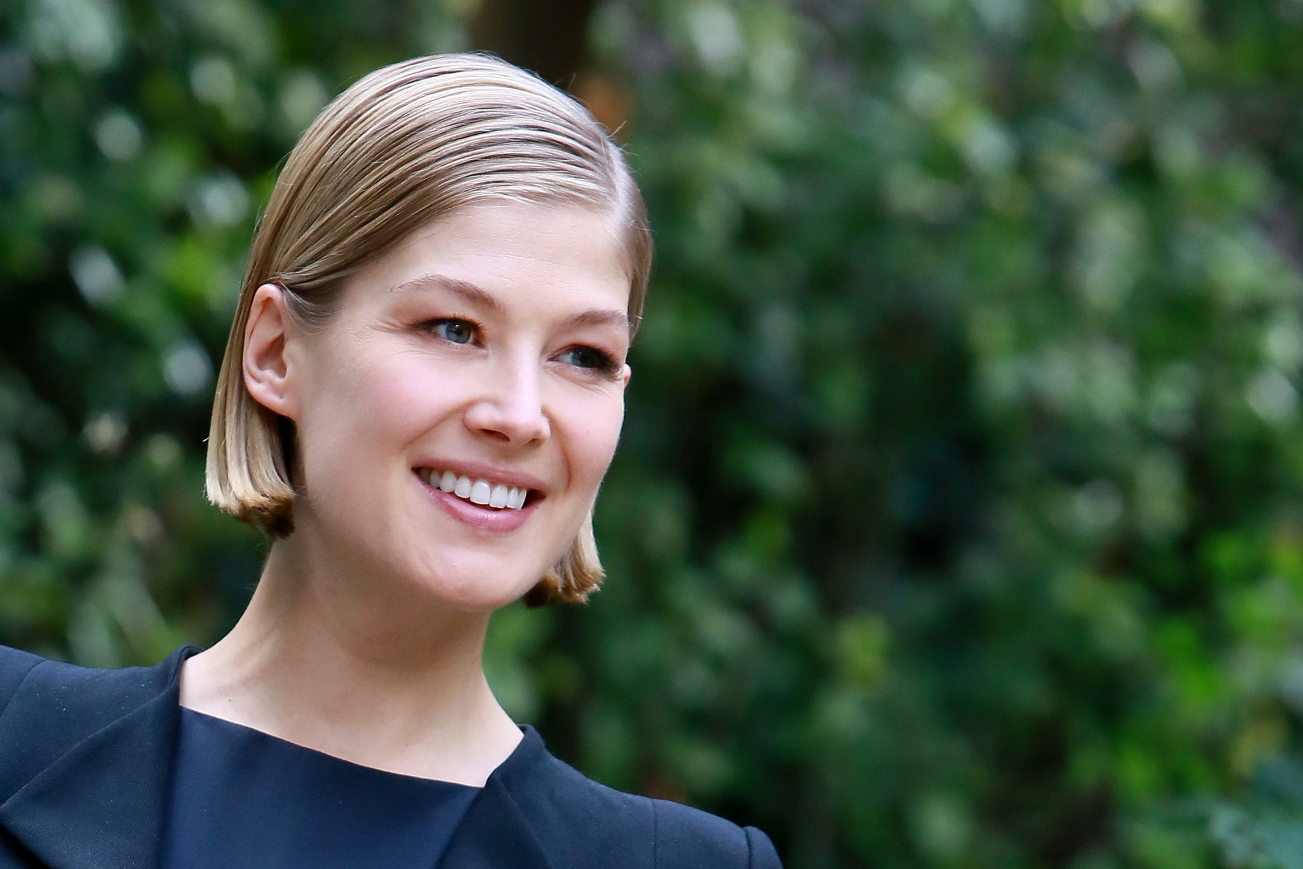 Rosamund Pike im Psychothriller »Hallow Road«: Trailer und erste Einblicke