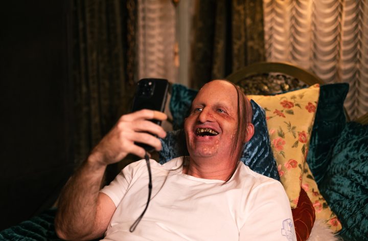 Sucy Pretsch veröffentlicht »Die letzte Show« Sucy Pretsch feiert mit ihrem Debütroman „Die letzte Show“ einen eindrucksvollen Einstieg ins Horror-Genre. Die Geschichte entführt uns in eine dystopische Zukunft, in der die Schweiz zur isolierten Zombie-Zone geworden ist. Im Mittelpunkt steht Randy Rivers, ein gescheiterter Late-Night-Moderator, der alles aufs Spiel setzt und einen Zombie in seine Show einlädt – ein riskanter Schachzug, der ihn in die gefährlich verseuchten Straßen Zürichs führt. Mit fesselnder Spannung, unerwarteten Wendungen und tiefen Einblicken in das, was es bedeutet, menschlich zu sein, wird „Die letzte Show“ zu einem must-read für Horror-Fans. Das Buch kombiniert packende Action mit einer berührenden Geschichte – ein Albtraum, der unter die Haut geht. HIER klicken, um den Horrorroman bei Amazon zu kaufen. » ZU »Sucy Pretsch präsentiert Debütroman »Die letzte Show« » Rezension zu Dr. Mark Beneckes »Aus der Dunkelkammer des Bösen« » »Leichen pflastern seinen Weg« – Rezension zu Adrian Langenscheids neuem Buch » ZU »Booster für Podcasts & True Crime – Teil 1/2« und »Teil 2/2« » ZU DEN KURZGESCHICHTEN