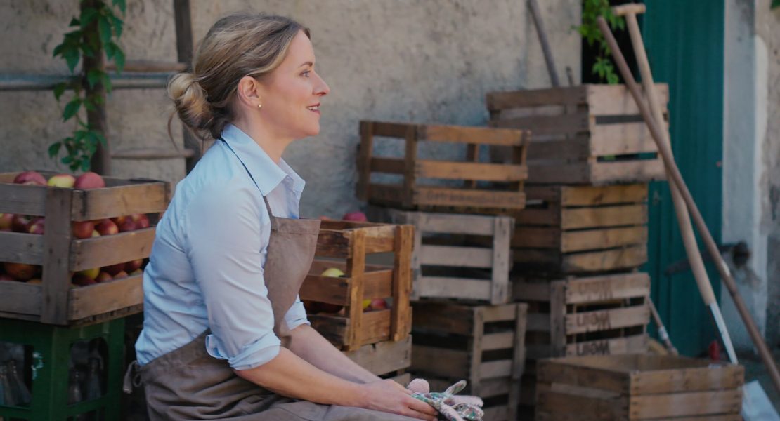 „Ein Hof zum Verlieben“ wird produziert von Pyjama Pictures (Produzenten: Carsten Kelber, Frank Buchs und Rudolf Jehner) im Auftrag von SAT.1. Die Serie ist gefördert vom Medienboard Berlin-Brandenburg.