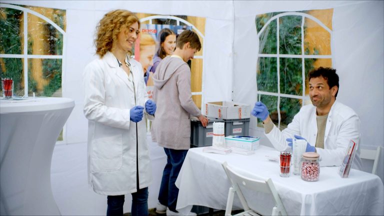 DKMS Joyn/SAT.1 Stammzellspender gesucht: »Die Landarztpraxis« kämpft um das Leben einer Mutter