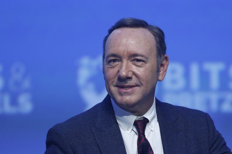 Kevin Spacey inszeniert Thriller mit Dolph Lundgren & Eric Roberts