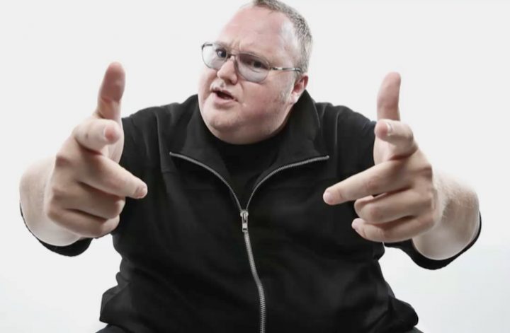 Sucy Pretsch veröffentlicht »Die letzte Show« Sucy Pretsch feiert mit ihrem Debütroman „Die letzte Show“ einen eindrucksvollen Einstieg ins Horror-Genre. Die Geschichte entführt uns in eine dystopische Zukunft, in der die Schweiz zur isolierten Zombie-Zone geworden ist. Im Mittelpunkt steht Randy Rivers, ein gescheiterter Late-Night-Moderator, der alles aufs Spiel setzt und einen Zombie in seine Show einlädt – ein riskanter Schachzug, der ihn in die gefährlich verseuchten Straßen Zürichs führt. Mit fesselnder Spannung, unerwarteten Wendungen und tiefen Einblicken in das, was es bedeutet, menschlich zu sein, wird „Die letzte Show“ zu einem must-read für Horror-Fans. Das Buch kombiniert packende Action mit einer berührenden Geschichte – ein Albtraum, der unter die Haut geht. HIER klicken, um den Horrorroman bei Amazon zu kaufen. » ZU »Sucy Pretsch präsentiert Debütroman »Die letzte Show« » Rezension zu Dr. Mark Beneckes »Aus der Dunkelkammer des Bösen« » »Leichen pflastern seinen Weg« – Rezension zu Adrian Langenscheids neuem Buch » ZU »Booster für Podcasts & True Crime – Teil 1/2« und »Teil 2/2« » ZU DEN KURZGESCHICHTEN