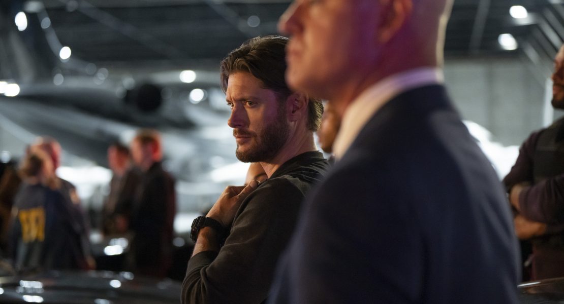 Sucy Pretsch veröffentlicht »Die letzte Show« Sucy Pretsch feiert mit ihrem Debütroman „Die letzte Show“ einen eindrucksvollen Einstieg ins Horror-Genre. Die Geschichte entführt uns in eine dystopische Zukunft, in der die Schweiz zur isolierten Zombie-Zone geworden ist. Im Mittelpunkt steht Randy Rivers, ein gescheiterter Late-Night-Moderator, der alles aufs Spiel setzt und einen Zombie in seine Show einlädt – ein riskanter Schachzug, der ihn in die gefährlich verseuchten Straßen Zürichs führt. Mit fesselnder Spannung, unerwarteten Wendungen und tiefen Einblicken in das, was es bedeutet, menschlich zu sein, wird „Die letzte Show“ zu einem must-read für Horror-Fans. Das Buch kombiniert packende Action mit einer berührenden Geschichte – ein Albtraum, der unter die Haut geht. HIER klicken, um den Horrorroman bei Amazon zu kaufen. » ZU »Sucy Pretsch präsentiert Debütroman »Die letzte Show« » Rezension zu Dr. Mark Beneckes »Aus der Dunkelkammer des Bösen« » »Leichen pflastern seinen Weg« – Rezension zu Adrian Langenscheids neuem Buch » ZU »Booster für Podcasts & True Crime – Teil 1/2« und »Teil 2/2« » ZU DEN KURZGESCHICHTEN