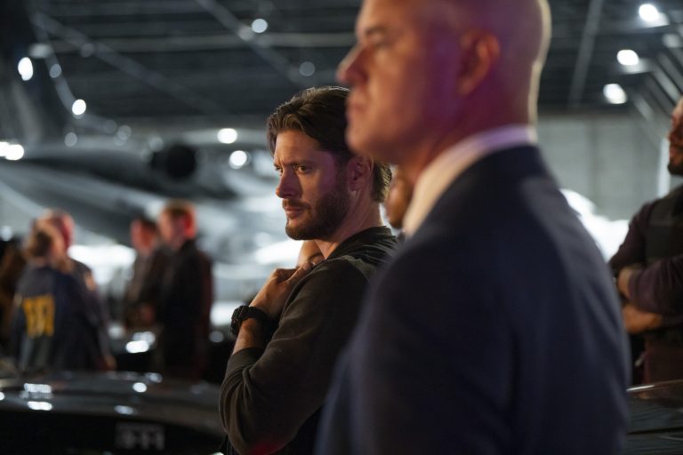 Sucy Pretsch veröffentlicht »Die letzte Show« Sucy Pretsch feiert mit ihrem Debütroman „Die letzte Show“ einen eindrucksvollen Einstieg ins Horror-Genre. Die Geschichte entführt uns in eine dystopische Zukunft, in der die Schweiz zur isolierten Zombie-Zone geworden ist. Im Mittelpunkt steht Randy Rivers, ein gescheiterter Late-Night-Moderator, der alles aufs Spiel setzt und einen Zombie in seine Show einlädt – ein riskanter Schachzug, der ihn in die gefährlich verseuchten Straßen Zürichs führt. Mit fesselnder Spannung, unerwarteten Wendungen und tiefen Einblicken in das, was es bedeutet, menschlich zu sein, wird „Die letzte Show“ zu einem must-read für Horror-Fans. Das Buch kombiniert packende Action mit einer berührenden Geschichte – ein Albtraum, der unter die Haut geht. HIER klicken, um den Horrorroman bei Amazon zu kaufen. » ZU »Sucy Pretsch präsentiert Debütroman »Die letzte Show« » Rezension zu Dr. Mark Beneckes »Aus der Dunkelkammer des Bösen« » »Leichen pflastern seinen Weg« – Rezension zu Adrian Langenscheids neuem Buch » ZU »Booster für Podcasts & True Crime – Teil 1/2« und »Teil 2/2« » ZU DEN KURZGESCHICHTEN