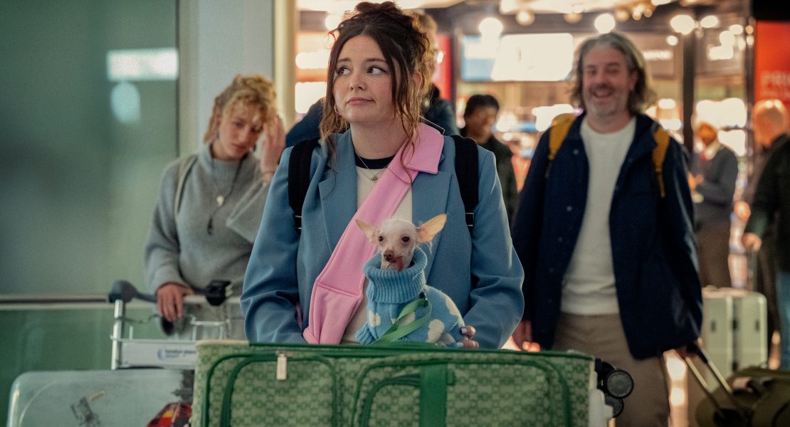 Sucy Pretsch veröffentlicht »Die letzte Show« Sucy Pretsch feiert mit ihrem Debütroman „Die letzte Show“ einen eindrucksvollen Einstieg ins Horror-Genre. Die Geschichte entführt uns in eine dystopische Zukunft, in der die Schweiz zur isolierten Zombie-Zone geworden ist. Im Mittelpunkt steht Randy Rivers, ein gescheiterter Late-Night-Moderator, der alles aufs Spiel setzt und einen Zombie in seine Show einlädt – ein riskanter Schachzug, der ihn in die gefährlich verseuchten Straßen Zürichs führt. Mit fesselnder Spannung, unerwarteten Wendungen und tiefen Einblicken in das, was es bedeutet, menschlich zu sein, wird „Die letzte Show“ zu einem must-read für Horror-Fans. Das Buch kombiniert packende Action mit einer berührenden Geschichte – ein Albtraum, der unter die Haut geht. HIER klicken, um den Horrorroman bei Amazon zu kaufen. » ZU »Sucy Pretsch präsentiert Debütroman »Die letzte Show« » Rezension zu Dr. Mark Beneckes »Aus der Dunkelkammer des Bösen« » »Leichen pflastern seinen Weg« – Rezension zu Adrian Langenscheids neuem Buch » ZU »Booster für Podcasts & True Crime – Teil 1/2« und »Teil 2/2« » ZU DEN KURZGESCHICHTEN